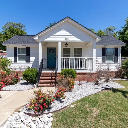 Fenced In Backyard, 7 Minutes From Downtown 2 Bedroom